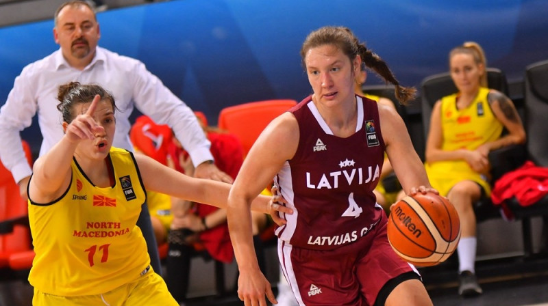 Paula Strautmane spēlē pret Ziemeļmaķedoniju. Foto: FIBA