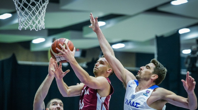 Vangelis Margaritis mēģina nobloķēt Kristeru Zoriku. Foto: FIBA