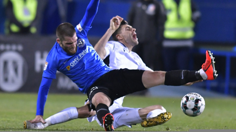 Valērijs Šabala cīņā par bumbu. Foto: fcviitorul.ro