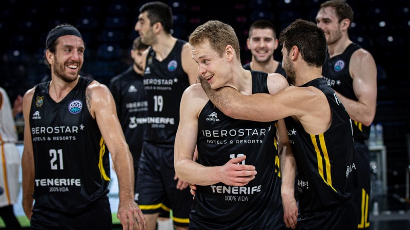 Sasu Salīns (centrā) un ''Tenerife'' basketbolisti. Foto: FIBA