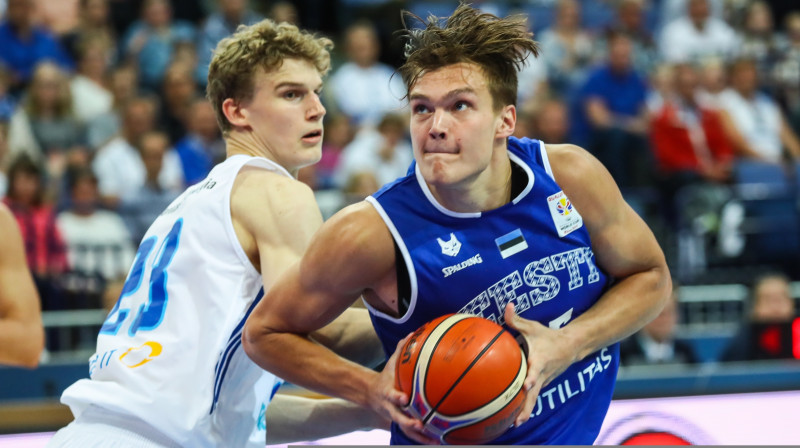 Igaunijas izlases basketbolists Maiks Kotsars ar bumbu. Foto: EPA/Scanpix