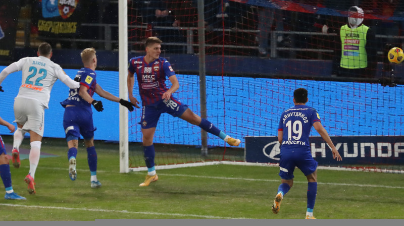 Artjoms Dzjuba raida bumbu CSKA vārtos. Foto: Anton Novoderezhkin/TASS/Scanpix.ee