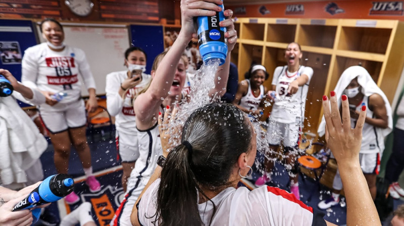 Adija Bārnsa 1998. gadā sasniedza "Sweet 16", būdama "Arizona" spēlētāja. Foto: Arizona Wildcats