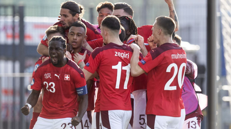 Šveices U21 izlases futbolistu gaviles pēc vārtu guvuma. Foto: Peter Klaunzer/EPA/Scanpix