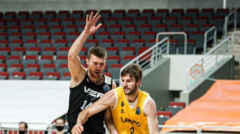 Sauļus Kulvietis pret Āronu Dornekampu. Foto: FIBA