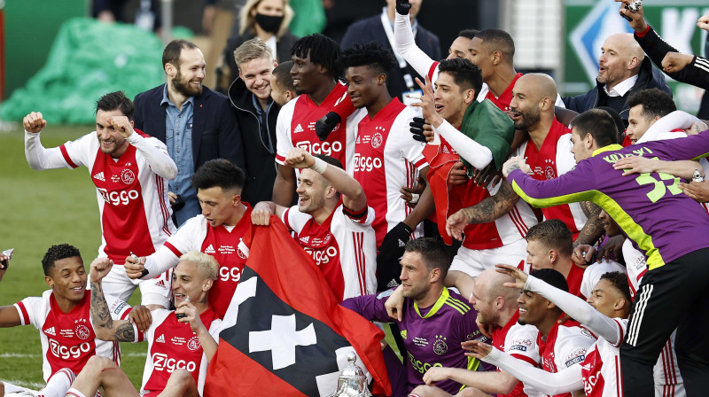 "Ajax" futbolisti līksmo pēc kausa izcīnīšanas. Foto: EPA/Scanpix