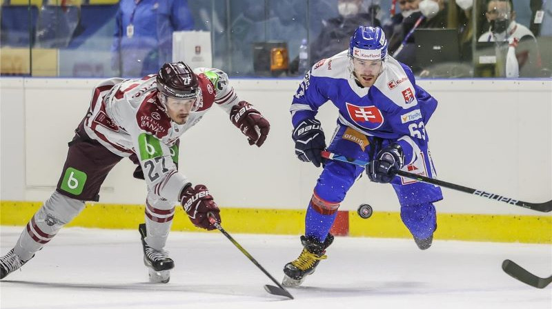 Oskars Cibuļskis cīņā par ripu. Foto: SZL`H/Andrej Galica/hockeyslovakia.sk