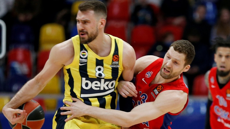 Jānis Strēlnieks pret Marko Guduriču. Foto: Euroleague