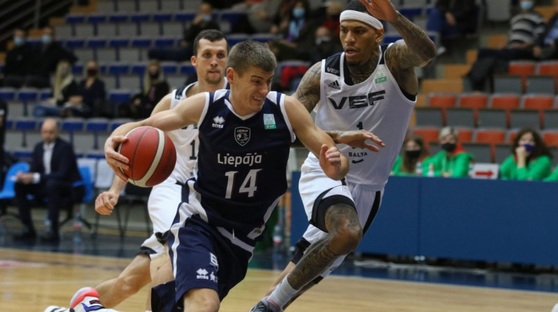 Dāvis Geks ar bumbu spēlē pret "VEF Rīgu". Foto: liepajasbasketbols.lv