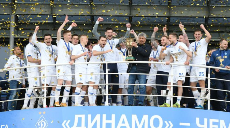 Mirča Lučesku ar Ukrainas čempiona kausu. Foto: FC Dynamo Kyiv