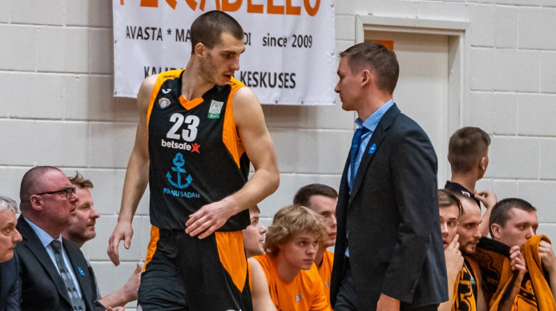 Linards Jaunzems (#23) un Pērnavas komandas galvenais treneris Heiko Rannula. Foto: Parnu Sadam