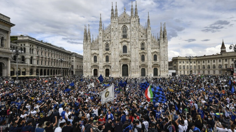 Milāna šodien ir zili-melna. Foto: AP/Scanpix