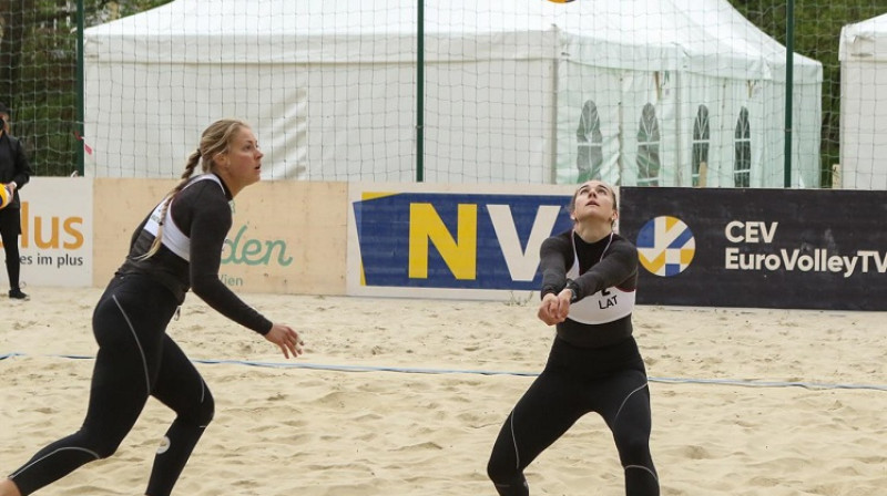 Luīze Skrastiņa un Marta Ozoliņa. Foto: CEV