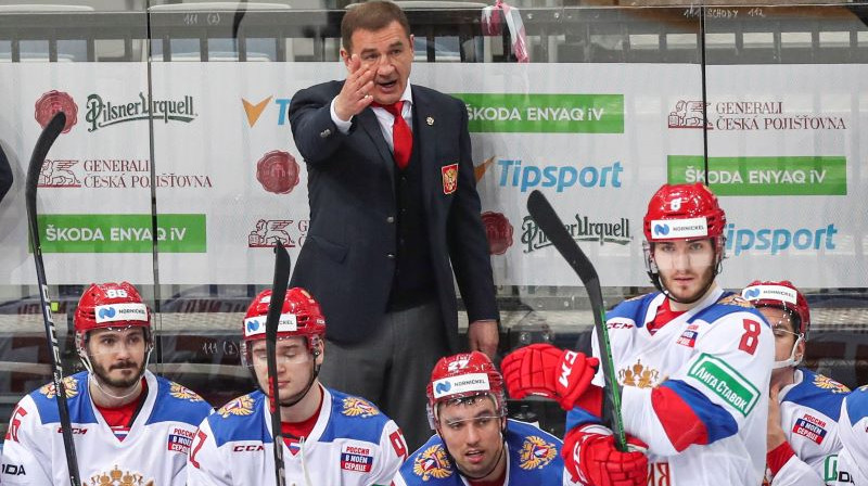 Krievijas izlases soliņš ar galveno treneri Valēriju Braginu - vēl vienu PČ debitantu. Foto: EPA/Scanpix