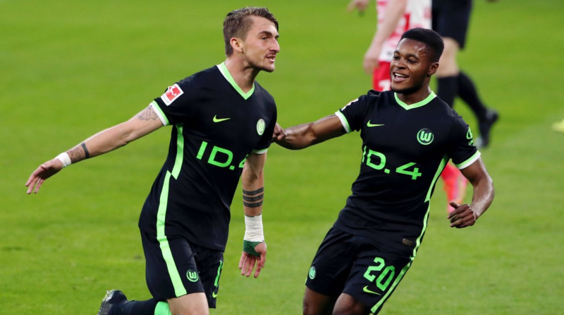 "Wolfsburg" divu vārtu autors Maksimiliāns Filips (pa kreisi). Foto: imago images/Contrast/Scanpix