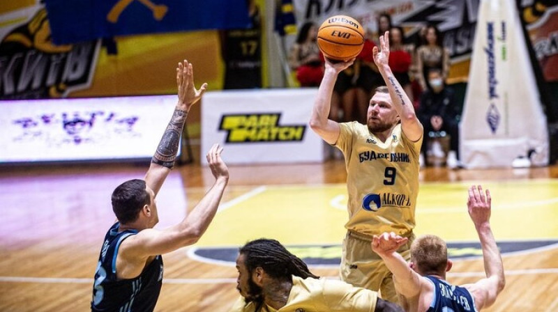 Ingus Jakovičs izpilda metienu. Foto: BC Budivelnyk