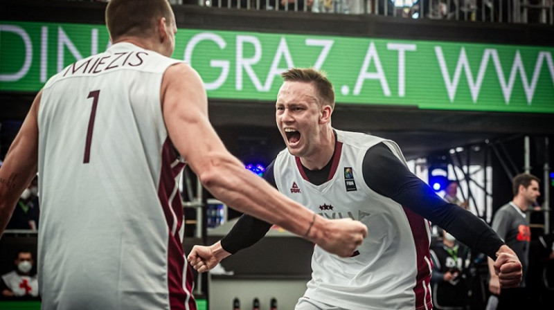 Kārlis Pauls Lasmanis un Nauris Miezis. Foto: FIBA