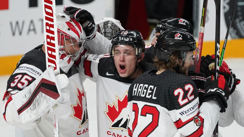 Kanādas hokejisti atzīmē pusfināla uzvaru. Foto: Vladislavs Proškins/f64