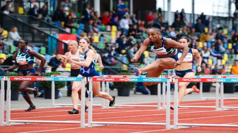 100m/b skrējiens sievietēm ar uzvarētāju Džasmīni Kamačo Kvinnu priekšplānā. Foto: Worldathletics.