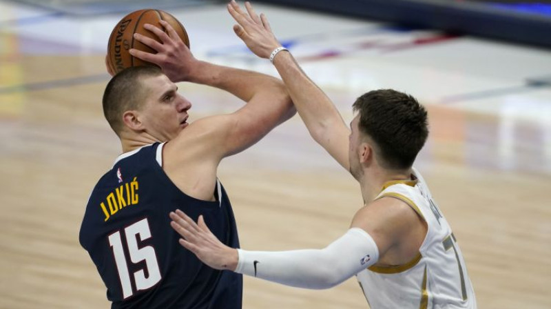 Nikola Jokičs un Luka Dončičs. Foto: AP/Scanpix