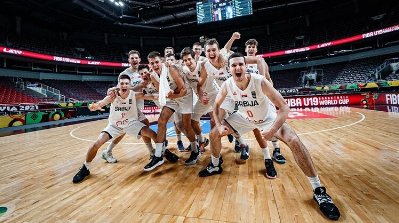 Serbu U19 basketbolisti līksmo pēc iekļūšanas pusfinālā. Foto: FIBA