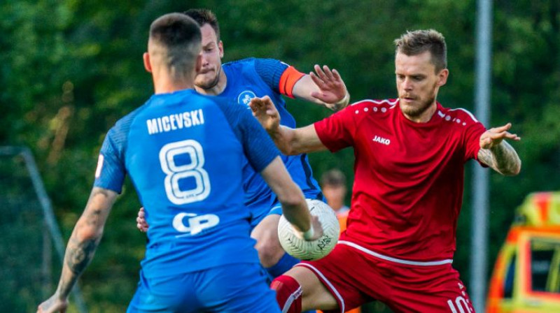 Oleksijs Babirs pret RFS futbolistiem. Foto: Nora Krevņeva-Baibakova