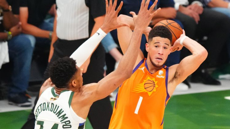 Jannis Adetokunbo un Devins Bukers. Foto: USA TODAY Sports/Scanpix