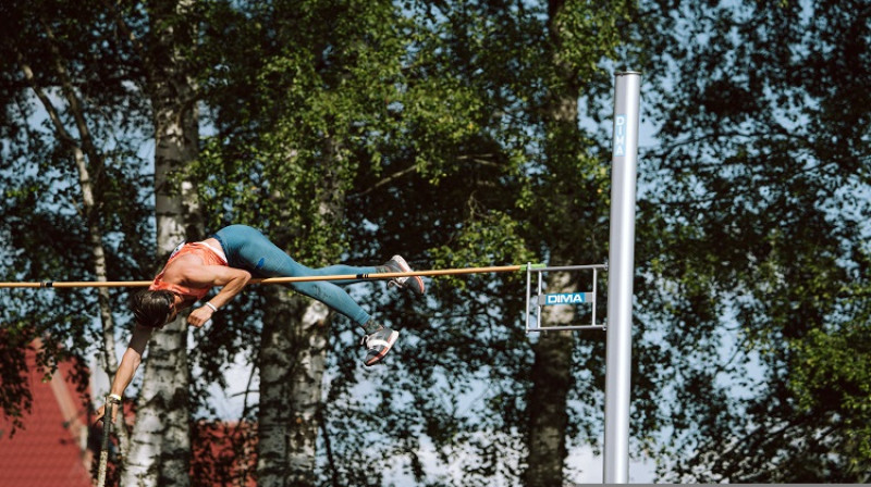 Mareks Ārents pārlec 5,45m. Foto: Guntis Bērziņš.