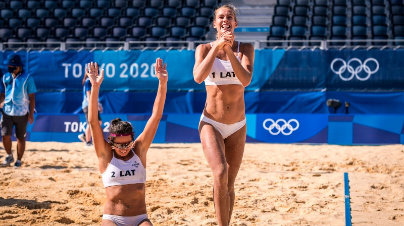 Anastasija Kravčenoka un Tīna Graudiņa. Foto: volleyballworld.com
