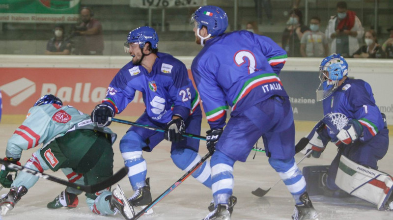 Itālijas izlases hokejisti aizsardzībā. Foto: imago images/Beautiful Sports/Scanpix