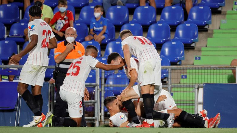 "Sevilla" futbolisti atzīmē Erika Lamelas vārtu guvumu. Foto: EPA/Scanpix.ee