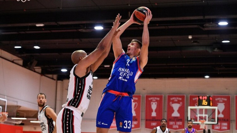 Filips Petruševs (ar bumbu) pret Šeivonu Šīldsu. Foto: Olimpia Milano