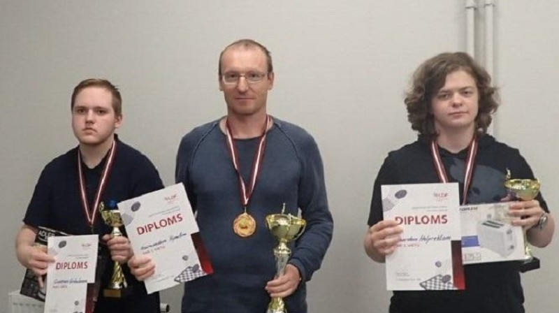 Goldalgoto vietu ieguvēji: (no kreisās) Gunārs Gribuška, uzvarētājs Raimonds Vipulis un Renards Helfrehts. Foto: Latvijas dambretes federācija.