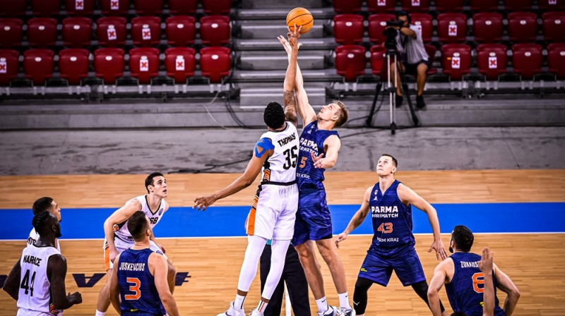 Mareks Mejeris (#5) centra iemetienā. Foto: FIBA