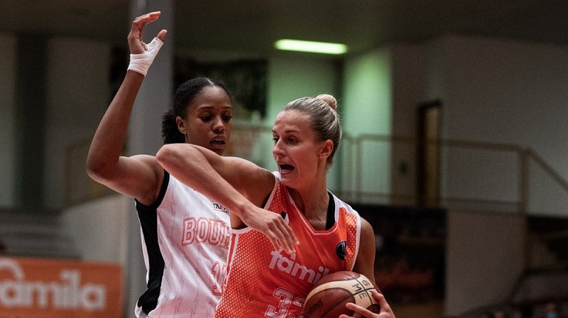 Kitija Laksa spēlē pret "Bourges Basket". Foto: FIBA