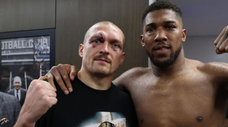 Oleksandrs Usiks un Entonijs Džošua pēc cīņas. Foto: Matchroom Boxing