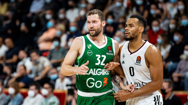 Jānis Strēlnieks un Elijs Okobo 2021. gada 1. oktobrī Lionā. Foto: Žalgiris