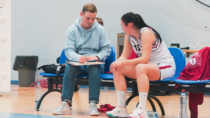 Matīss Rožlapa un RSU kapteine Guna Lagzdiņa. Foto: Basket.lv