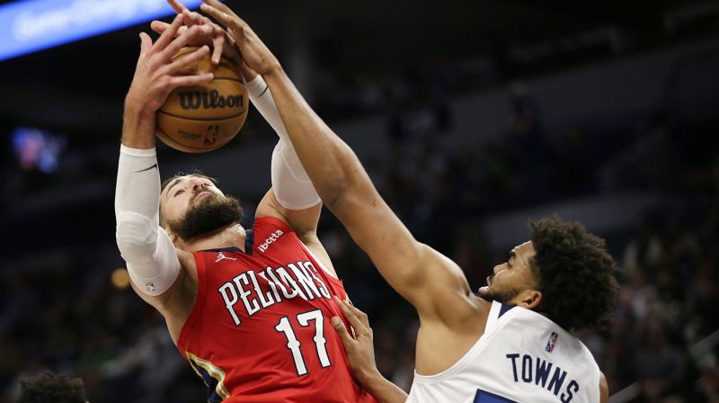 Jons Valančūns cīņā ar Kārlu Entoniju Taunsu. Foto: AP/Scanpix