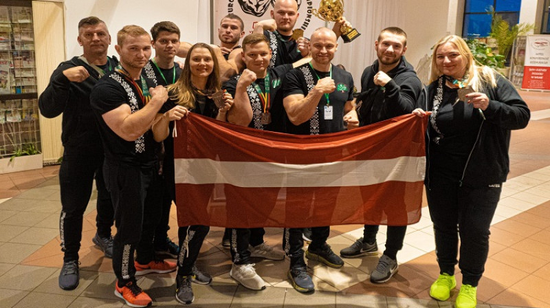 Latvijas komandas dalībnieki Eiropas čempionātā. Foto: Latvijas Armvrestlinga federācija.