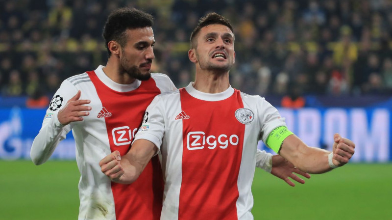 Amsterdamas "Ajax" futbolisti Dušans Tadičs un Sebastjēns Alērs svin vārtu guvumu. Foto: Wolfgang Rattay/Reuters/Scanpix