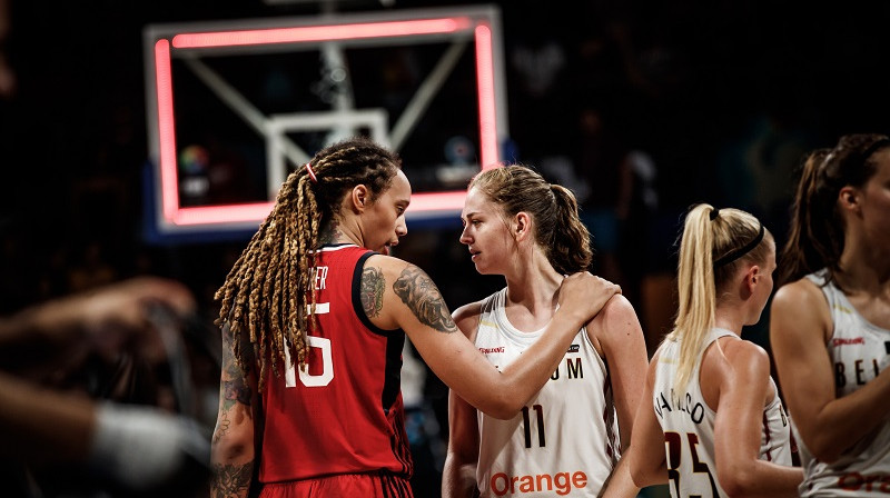 Britnija Grainere (ASV) un Emma Mēsemana (Beļģija). Foto: FIBA