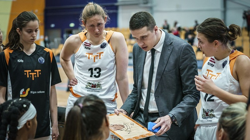 Mārtiņš Gulbis un TTT basketbolistes 2021. gadā novembrī Foto: Romāns Kokšarovs, EuroLeague Women