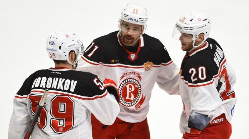 Podoļskas "Vityaz" hokejisti svin vārtu guvumu. Foto: hcbarys.kz