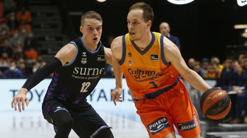 Klemens Prepeličs ar bumbu. Foto: Valencia Basket