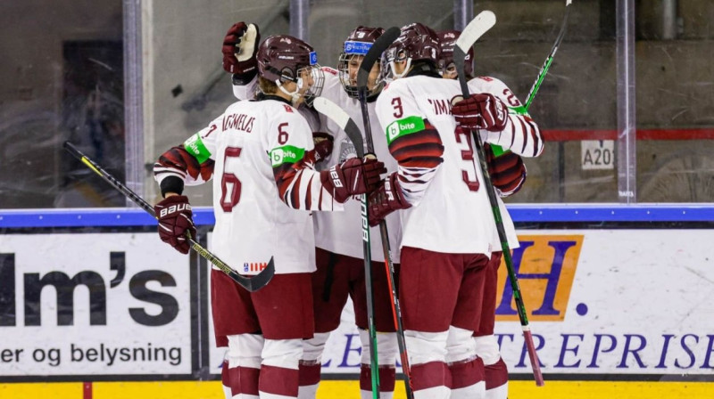 Latvijas U20 izlases hokejisti svin vārtu guvumu. Foto: LHF