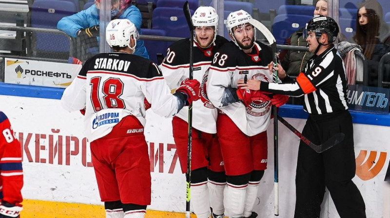 Podoļskas "Vityaz" hokejisti svin vārtu guvumu. Foto: cska-hockey.com