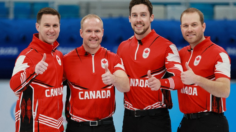Kanādas kērlingisti pēc uzvaras spēlē. Foto: Reuters/Scanpix
