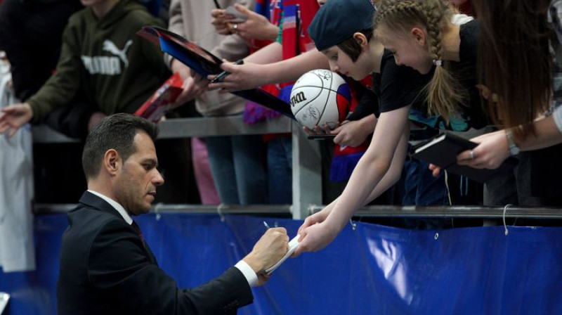 Maskavas CSKA galvenais treneris Dimitris Itudis sniedz autogrāfus līdzjutējiem 17. martā. Foto: CSKA Basket