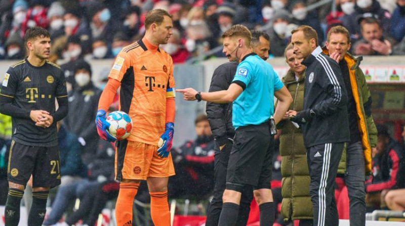 Minhenes "Bayern" skaidrošanās ar tiesnešiem. Foto: IMAGO/ActionPictures/Scanpix